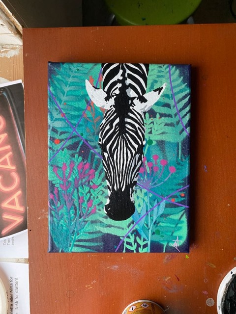 Maleriet liggende på bordet i ateieret